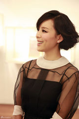 组图：张静初新加坡典雅亮相 遇发哥言笑甚欢