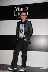 组图：吴君如无意找代母再孕 黑色裤装不失女人味