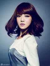 组图：邓家佳最新写真曝光 妆容精致被指像小S