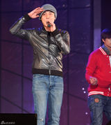 高清组图：众服役艺人参加韩国《演艺士兵演唱会》 