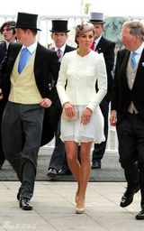 高清组图：威廉王子和凯特公主亮相英国马场看赛马