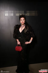 组图：53岁钟楚红性感捞金 黑色蕾丝深V秀美胸