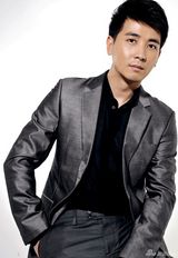 高清图：保剑锋写真魅力十足 讲述演绎生涯悲与欢