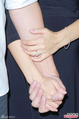 高清图：陈豪接怀孕娇妻返港 摸老婆肚难掩兴奋