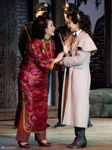 高清组图：秦海璐演《四世同堂》造型夸张 表演奔放