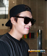 组图：李敏镐鸭舌帽豹纹鞋休闲赴京亲和有礼