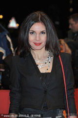 幻灯图：《孩子们没事》首映 朱丽安-摩尔黑裙性感