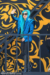 组图：Lady Gaga化身“蓝发魔女” 多伦多露天献唱