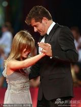 组图：非竞赛片《伊娃》首映 女演员与导演共舞