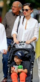 组图：米兰达可儿抱娃玩滑梯荡秋千母爱泛滥