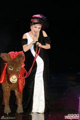 组图：邵音音牵骡上台 现场演绎《低俗喜剧》