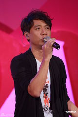 组图：李克勤郑欣宜开唱 鼓励年青人追梦