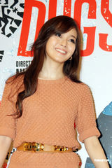 组图：侯佩岑称平时爱与老公看秀 称生活平实就快乐