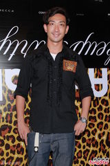 组图：应采儿粉裙裸背谈造人大计 陈小春悠闲搞怪