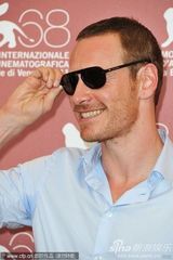 组图：《危险方法》记者会 奈特莉花裙黑超抢眼