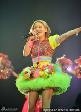 组图：西野加奈糖果色短裙俏皮 清唱粤语歌词