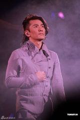 高清图：郑伊健个唱感谢蒙嘉慧 四度返场唱到哭