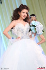 组图：李毓芬婚纱装亮相 笑容甜美妩媚动人