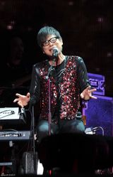 组图：罗大佑上海开唱 和红衣美女大跳探戈