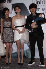 组图：弟弟卫斯理办满月酒贾静雯现身护女心切