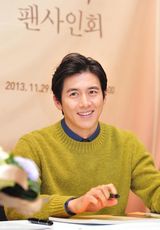 高清组图：韩星高洙休闲装亮相签名会干练绅士