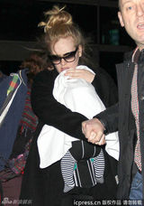 组图：阿黛尔产后素颜亮相 拿毯子遮儿子防偷拍