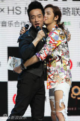 组图：张根硕白色情人节来京 性感裤装抢镜