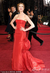 组图：安妮-海瑟薇拖地红裙亮相 娇艳红唇秀性感