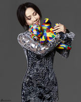 组图：刘嘉玲助阵公益拍写真 眉眼含笑气质妩媚