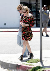 组图：艾玛-罗伯茨印花衬衫露斜肩 谨慎防偷拍