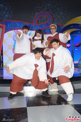 组图：罗志祥变身超级大胖子 与小鬼敖犬搞怪