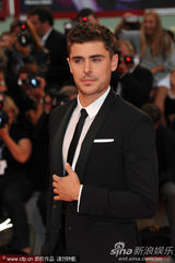 组图：《不顾一切》首映 埃夫隆帅气编剧美背抢镜