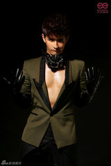 组图：至上励合张远写真曝光 真空秀胸肌