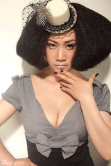 幻灯图：芙蓉姐姐最新写真 露乳沟挑战Gaga