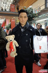 组图：吴彦祖游柏林不忘家人 代女儿亲试口水肩