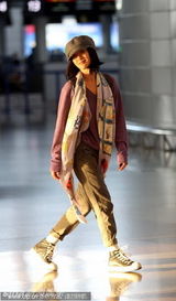 组图：周迅贝雷帽机场扮潮 蹦蹦跳跳似可爱女生