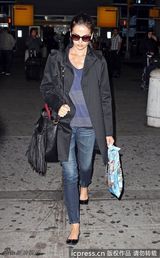 组图：卡米拉黑色风衣干练有型 流苏手袋优雅动感