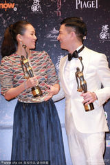 组图：张家辉得影帝手舞足蹈 章子怡卖萌扮奖杯