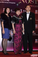 组图：东华三院慈善晚会 何超云陈法蓉性感亮相