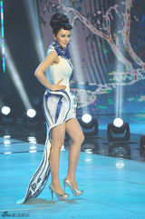 组图：周显欣古典气质走秀穿越青花之韵