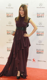 组图：林鹏优雅亮相颁奖礼 与李连杰亲密交谈