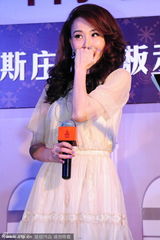 组图：萧蔷超短裙吸金不怕冻 捂嘴卖萌似少女