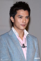 组图：邱泽宣传新剧被问唐嫣装不熟