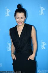 组图：余男亮相《无人区》柏林首映 着深V长裙