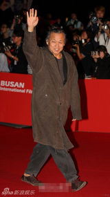 组图：导演金基德棕色大衣潮范十足亮相红毯