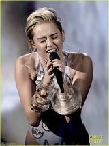 组图：麦莉紧身三角裤献唱 奋力嘶吼表情狰狞