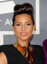 高清组图：格莱美红毯艾利西亚-凯斯携男伴亮相