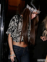 组图：赛琳娜现身好莱坞 印花短上衣露性感腰腹