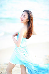 组图：高姝瑶海边拍写真 飘逸青春活力四射