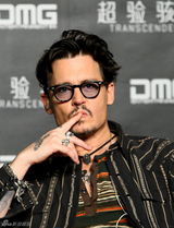 组图：德普北京宣传新片 获萌娃热吻愿定居中国